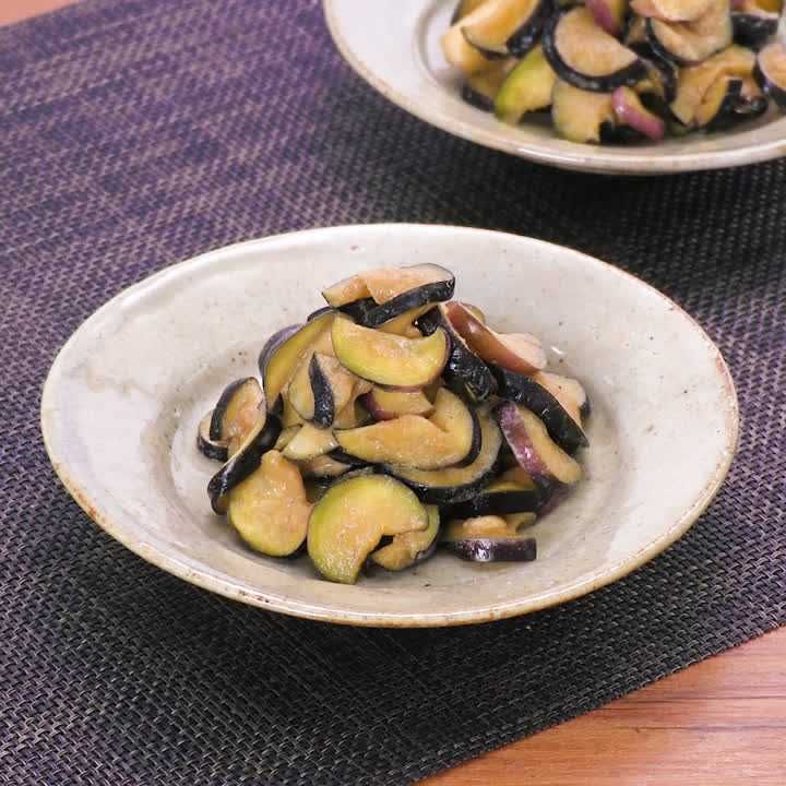 丸なすの辛子漬け 私たちの故郷、長野県北部ではナスは丸ナスが一般的で普通の長ナス🍆もあるけれど、丸ナス の方がちょっと格式が高いと言うか、郷土料理では必ず丸ナスが使われます。 懐かしい味を味わいたくて今年は菜園に丸ナスを植えました。油かすを基に作ったボカシ