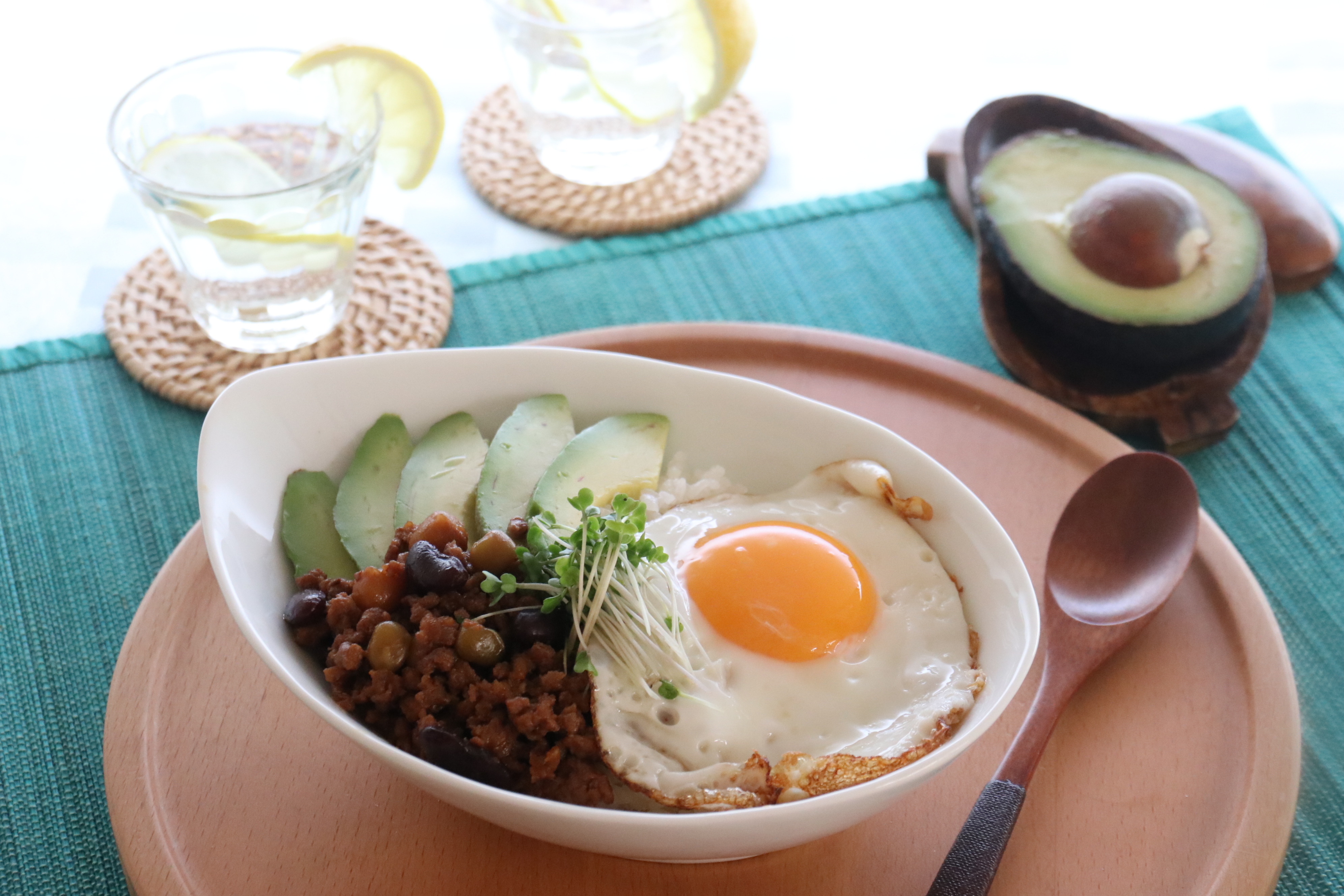 残り唐揚げで♡アボカドと鶏の丼