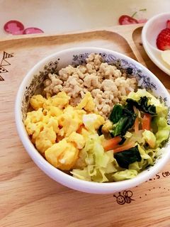 離乳食・幼児食 レンジだけで鶏そぼろ・三色丼レシピままとごはん