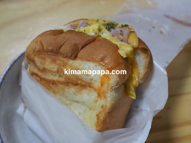 🇰🇷🥪 やっと食べれたegg dropのホットサンド . 噂通り美味しすぎて もう一個食べたかった😋 あぁ、今すぐ食べたい♡ . 韓国行ったら毎回食べたい。 サンドイッチのパケが変わったのか？ 冬限定なのか 雪の結晶の模様はいらなかったけどね😅 eggdorp