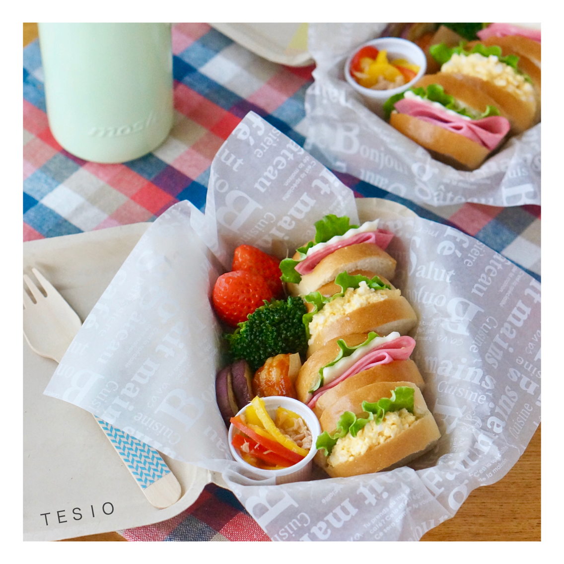 春の遠足弁当作り♪ ::イチゴロールサンドイッチ、サラダパン ::