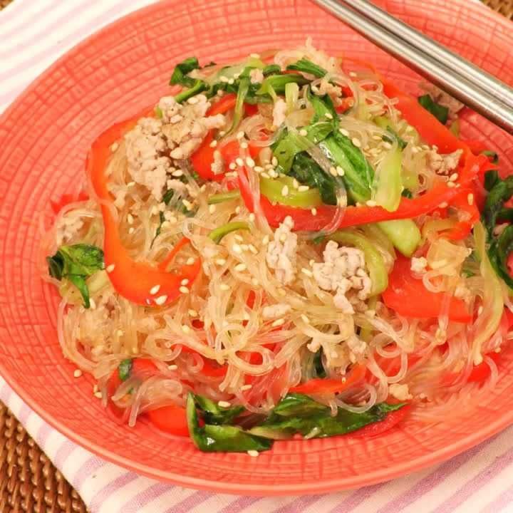 @wanpan_karo 詳しい作り方はこちら🍳, 下茹でなし、ワンパンでつくるチャプチェ, 緑豆春雨じゃなくてもこれならくっつかず作れるよ😊,＿＿＿＿＿＿＿＿＿＿＿＿＿＿＿＿,材料 , 春雨50g, 豚ひき肉150g, ほうれん草1 2束, にんじん1 3本, 玉ねぎ 1 2こ, にんにく1かけ, 醤油大さじ2, 砂糖大さじ1, 水 100cc,