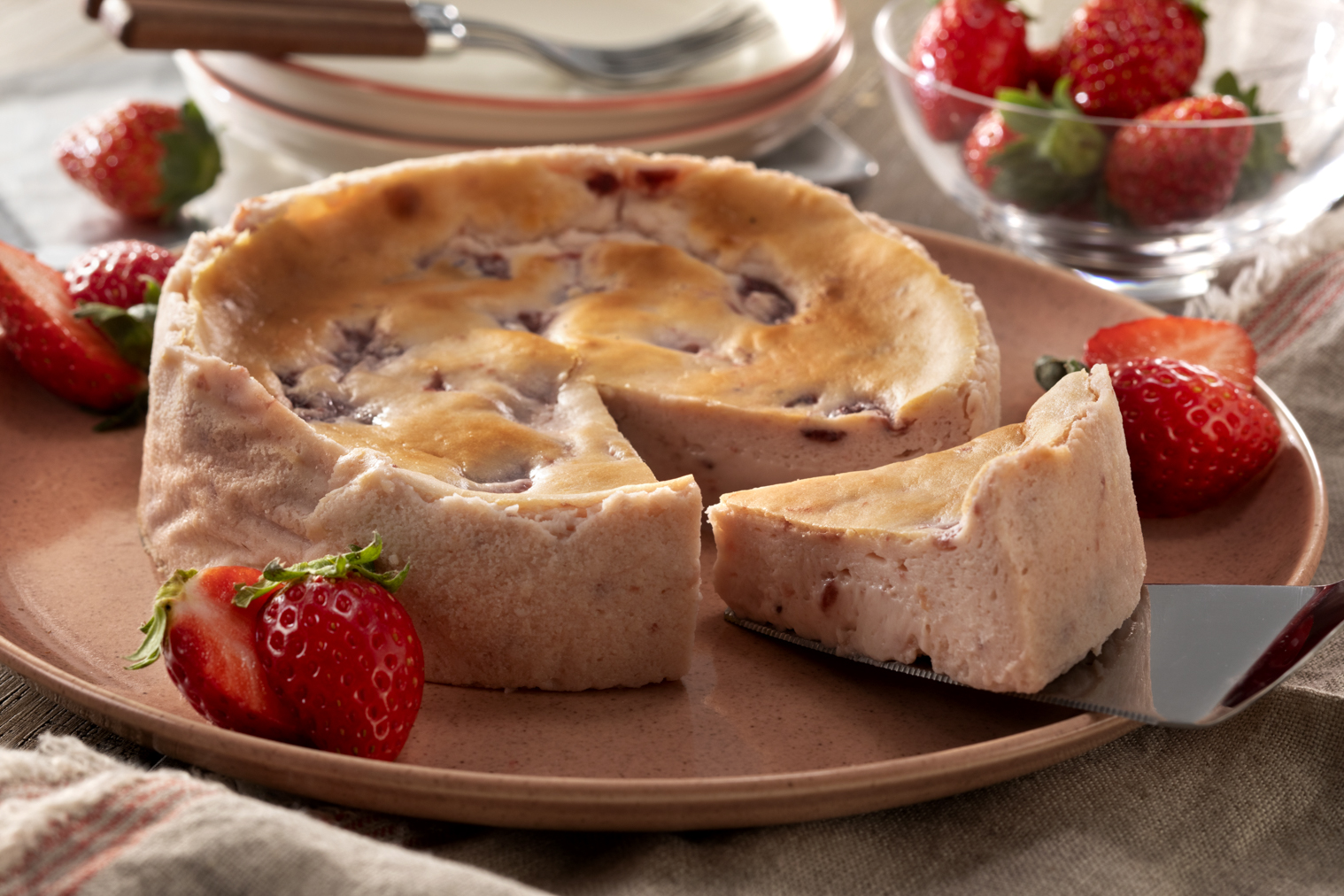 レンジもオーブンも使わない！ 材料3つで作れる、ぷるんとなめらかフルーチェレアチーズケーキ🍰🥛 みんなは何味食べてみたい？🥹材料 12センチ型 ・北海道チーズ蒸しケーキ 1個 ・クリームチーズ 200g ・プチフルーチェ 150g お好きな味.アレンジアレンジやさん簡単おやつフルーチェレアチーズケーキチーズケーキクリームチーズいちごハウス食品