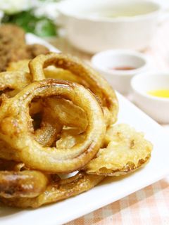 モス風 フライパンで簡単！サックサクで最高に美味しい『オニオンリング』の作り方 - てぬキッチン