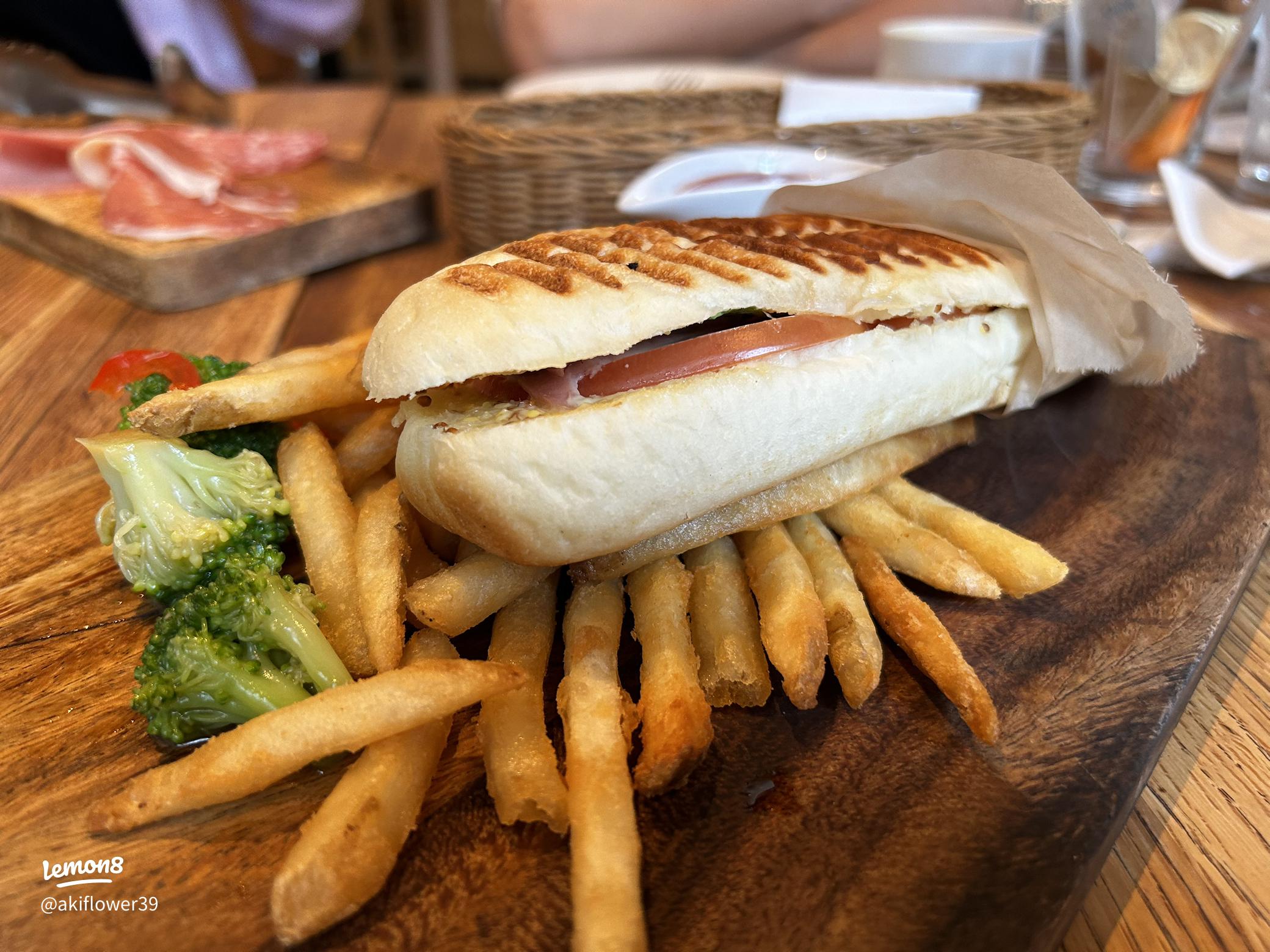 ✳︎今回のタイトル✳︎ ものすごく丁寧で素晴らしく美味しい定食お店の感想今日誕生日の人おめでとうハシダです 心斎橋にあるののかってお店のランチやねんけどハシダは800円の唐揚げ定食を頼んで まずこれで800円ってのも驚きやけど 何よりすごいのはその美味さ