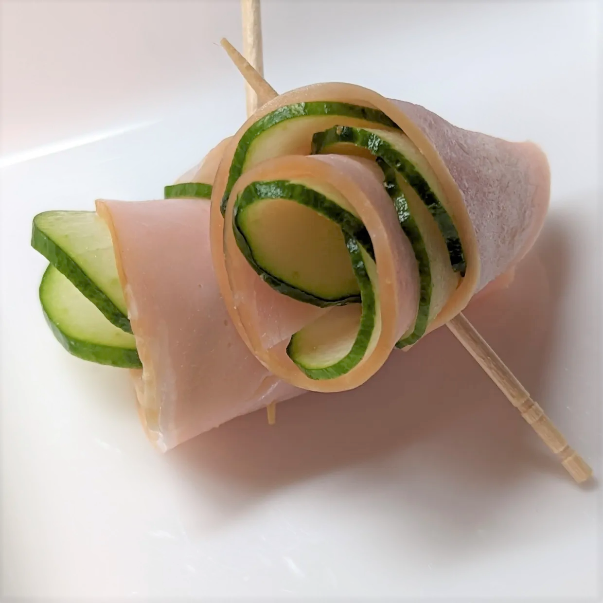 お弁当に 「ひらひらきゅうりとにんじんのローズ巻き」レシピ ワタナベマキさん