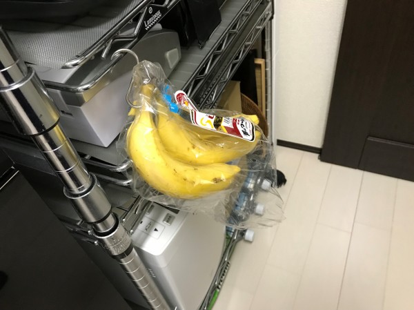 オフィスの「置きバナナ」の保管にぴったり！ 100均のバッグハンガー活用術Omezaトークダイエット、フィットネス、ヘルスケアのことならFYTTE-フィッテ