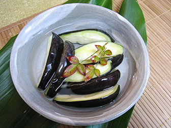 家で漬けてキャンプ場に着くころにはいい塩加減になる「水ナスの塩麹漬け」料理・レシピBE-PAL キャンプ、アウトドア、自然派生活の情報源ビーパル
