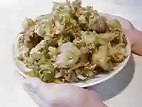 初めまして ふきのとうゆがいて あく抜きしたものは冷凍保存してもいいですよ何かに使いたいならゆがいたものをミートソースに入れてほんのり風味を楽しんでみてはどうでしょう？蕗味噌も保存は効くけれど飽きちゃうもんね😅 贅沢な悩み