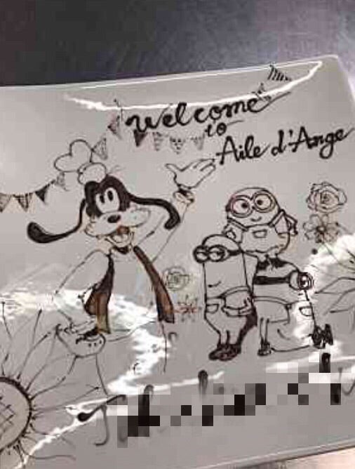 パイピングしたウエディングメッセージいろいろをまとめてみました。 今回はパイピングくくりで。もっとたくさん書いているはずなので、もっとじっくり探してみます✨ 写真6枚目の白い土台にゴールドの額縁のケーキは、フランス人の同僚のために作ったもの。 パリのBHV