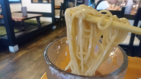 完全に見た目がジョッキビール！ ビールすぎて頭がヘンになるラーメン「ビール麺」誕生の理由はねとらぼ