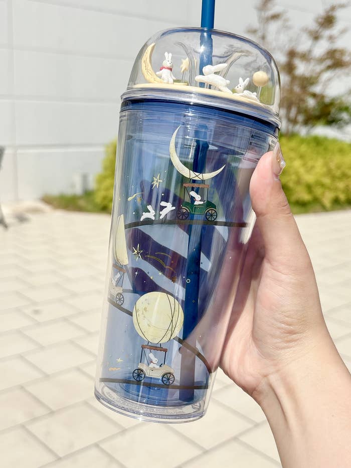 スターバックスから“レトロアメリカン”テーマの新作グッズ、レトロポップな脚付きグラスやマグ - ファッションプレス