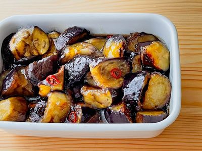 ヘルシー麻婆茄子弁当を平日５日分まとめて冷凍作り置き, 🌻今回の弁当１食分の栄養素🌻,米１００g＋麻婆茄子＋ブロッコリー , ・カロリー ３８３．６, ・タンパク質２３．０, ・脂質１４．０, ・炭水化物４９．２, ★ 材料 , 長ネギ１本, ナス４本, 鶏むねミンチ ５００g, ごま油小さじ２, 水溶き片栗粉 片栗粉大さじ１、水大さじ２ , ★ 調味料 , 豆板醤大さじ１,