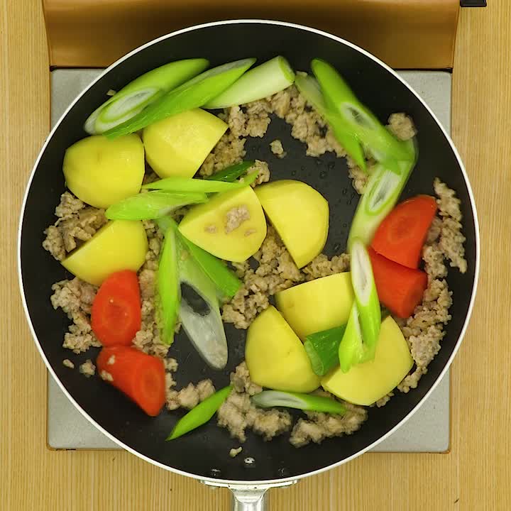 鶏ひき肉の肉じゃが