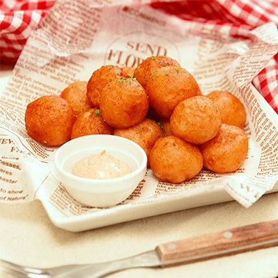 揚げないチーズポテトボール！﻿ レンチンして潰して丸めたら、﻿ フライパンで焼くだけ♡﻿ ﻿ チーズはなくても美味しいですが、﻿とろーり食感が絶品です。﻿ ﻿ 軽食やお弁当におすすめです♪﻿ ﻿材料 10コ分 ﻿ ・じゃがいも 200g﻿ ・コンソメ 小さじ1﻿ ・片栗粉大さじ1