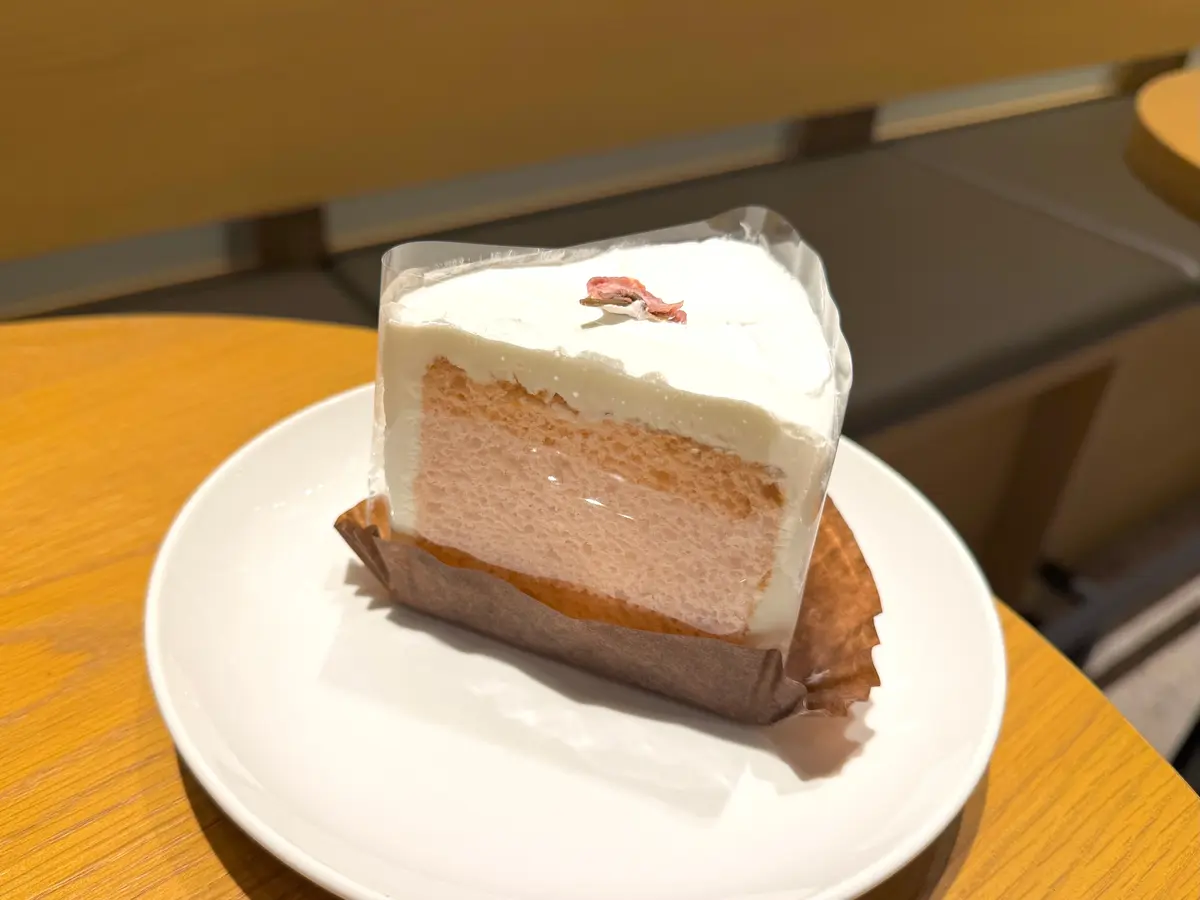ほんのり甘じょっぱくて、ふわっと溶けるさくらシフォンケーキ「スタバ2021'2月15日新作」いつまで？ものぐさFoodieの日記