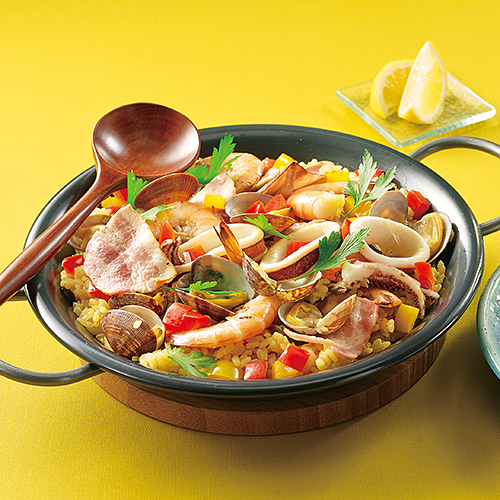 チキンパエリア☆ スタッフK ☆ スペシャルレシピ公開♪♪♪ 『美味しく、楽しく、簡単に』 がコンセプト！材料・お米 ３合 ・鶏モモ２枚 ・ペガマリド 適量 ・塩、胡椒 少々 ・タマネギ 1 2個 ・赤パプリカ 1 4個 ・インゲン 4〜5本 ◎塩 小さじ4 3