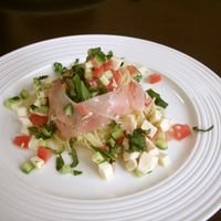 トマトとバジルの冷製パスタ 生ハムのせ！：みんなのパスタレシピ│レシピを探す│日本パスタ協会