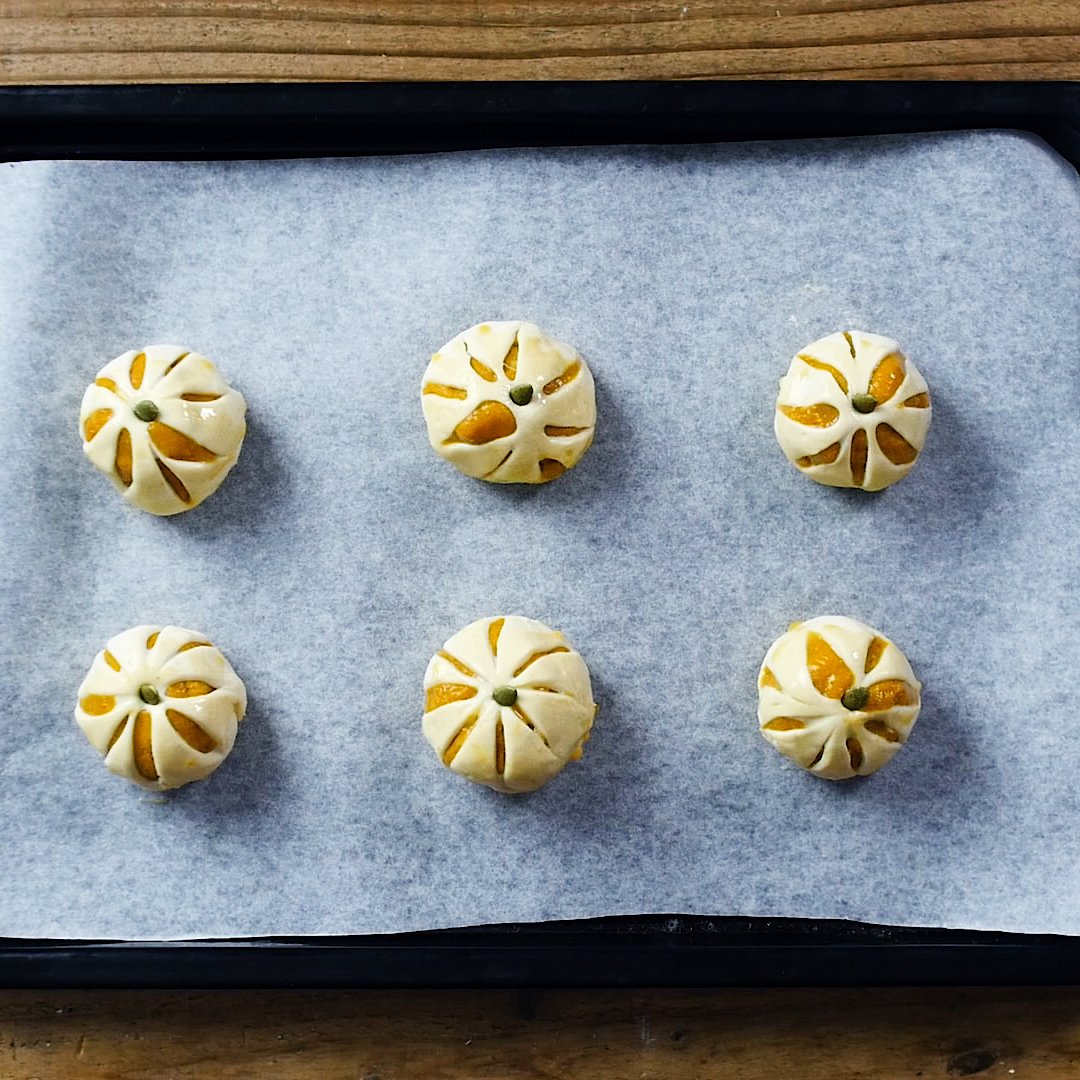 おかしの森くるみおはようございます。 毎年この時期に作るパンプキンパイ！ 蒸したカボチャのペーストから作ったクリームを中に入れて表面はカボチャの顔に。焼き立てたのパイの香ばしさと見た目の可愛いさでハロウィンシーズンを楽しませてくれます。 10月後半には