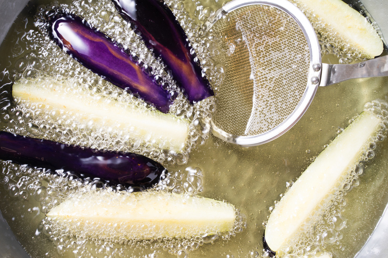 なすの油吸いすぎ予防策 最初に油をからめると、なすは油を吸わなくなる！オレンジページ ニュースデイリーオレンジページnet