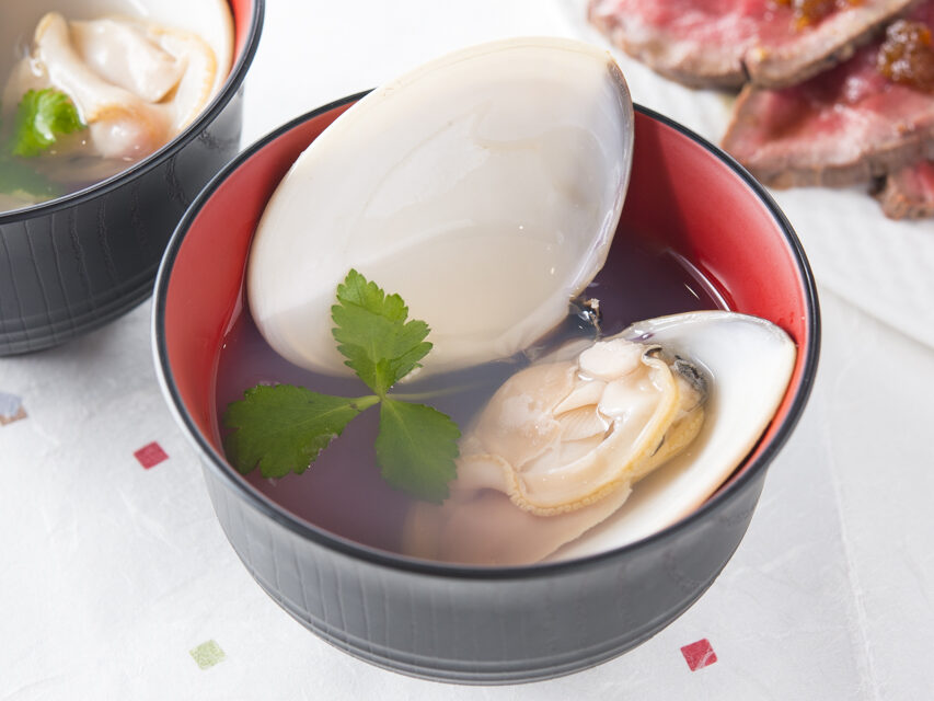 ひな祭りの定番メニュー「はまぐりのお吸い物」には、気の流れを良くするみつばをあわせて 久保奈穂実さんのおいしい漢方レシピ家庭画報.com“素敵な人”のディレクトリ