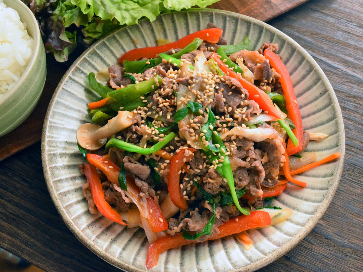 作り方はこちら↓ 時短はあたりまえ 疲れた日にぴったり 野菜もしっかり摂れる！子供達大好きなプルコギです！ ◎材料◎ 牛こま切れ肉・200g春雨・40g ニラ・1 2束 にんじん・1 3本 玉ねぎ・1 2個 ごま油・小さじ2 ＊水・150g ＊オイスター