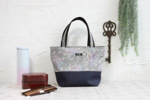 DIY セリアの手ぬぐい、大容量の保冷、保温、トートバッグ ToTe bag たたんでバッグに