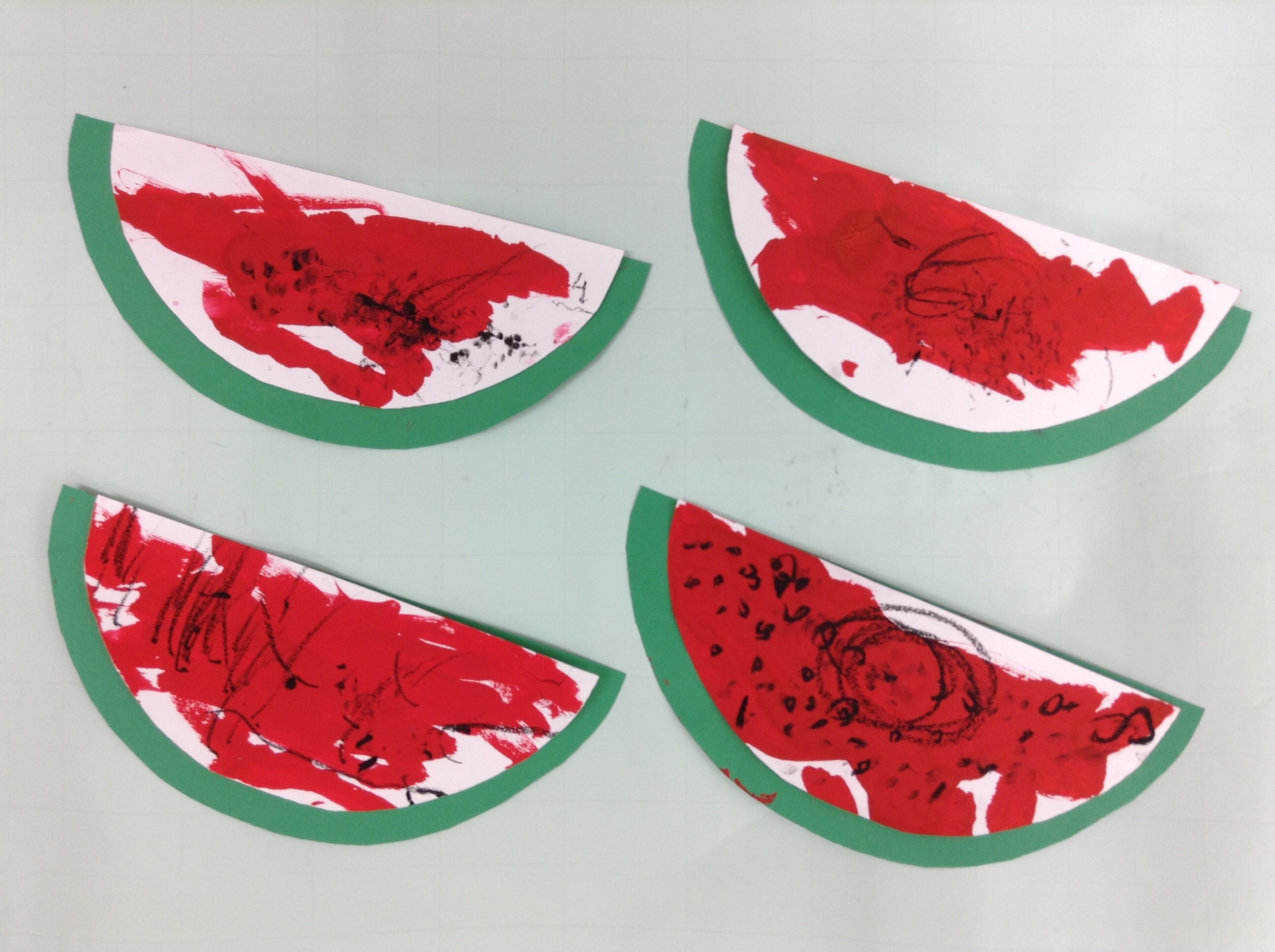 ちぎり絵でスイカ製作せいさくっと