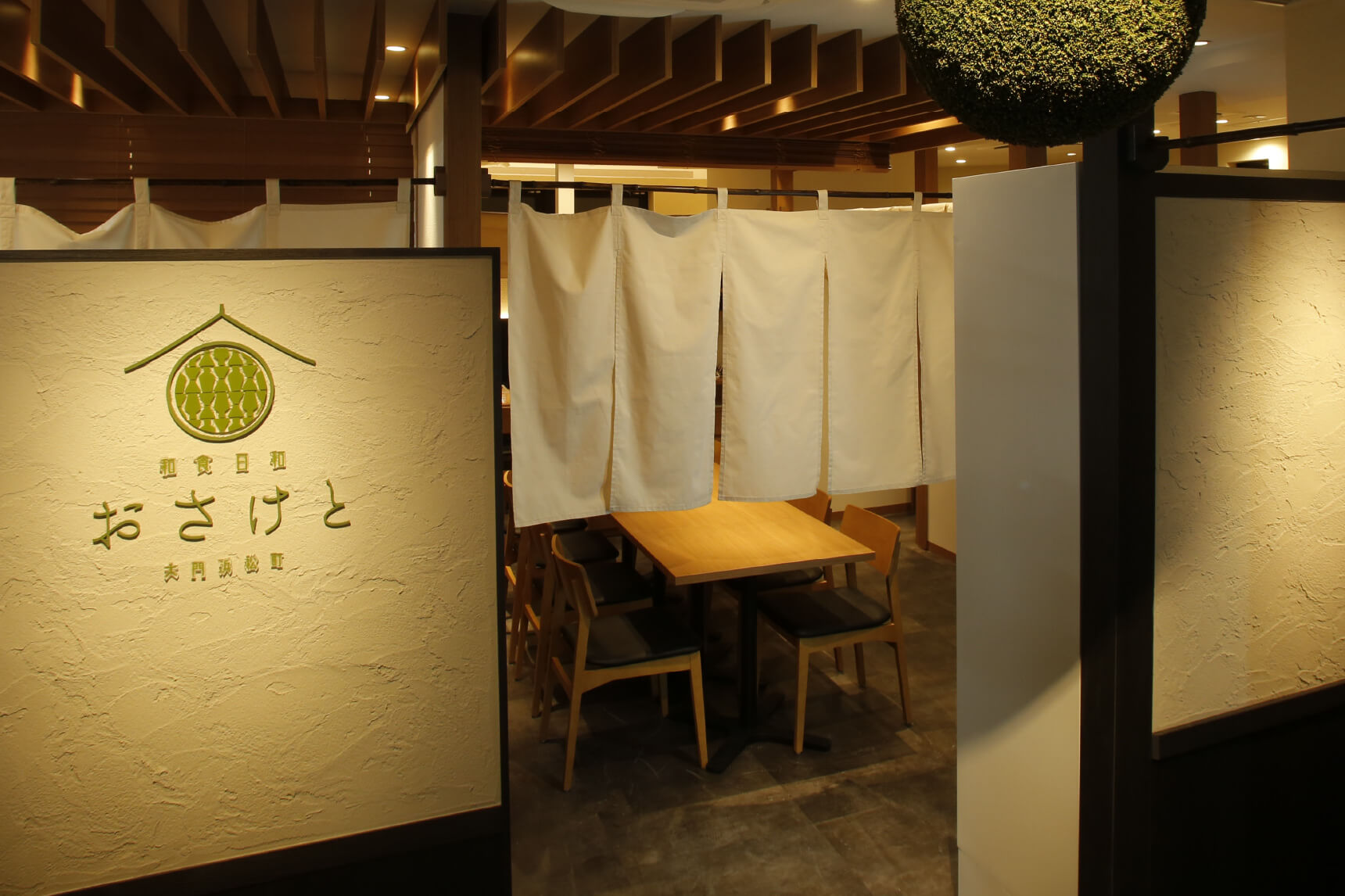 浜松町駅JR北口徒歩6分 『Italian Bacaro HIKAGE』 専用の石窯で焼き上げられたピッツァはコルニチョーネまでおいしくいただきました: 白髪おやじのおひとりさまランチ