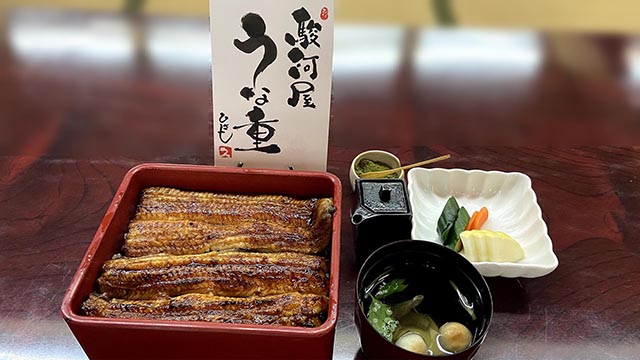 駿河屋 -「うな重のお弁当を持ち帰って美味しく食べるにはどうしたら良いの？電子レンジでいいの？蒸し直すの？」などのご質問をお受けすることが多々ございます。その心配は必要ございません。箱から出ている紐を引いて１０分ほどお待ちくだされば結構です。あとはこの