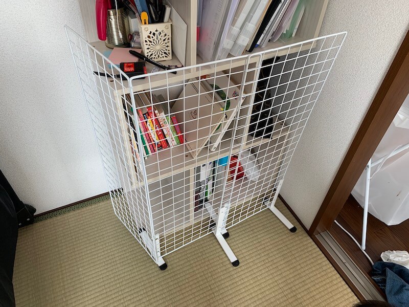 赤ちゃん用の本棚の安全対策100均でつくるイタズラ防止の目隠しガード