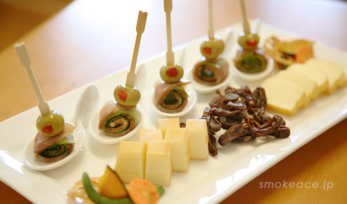 ようこそ、おつまみBARへ✨🥂 Premier店舗限定のおつまみサービスをご用意いたしました。 厳選したおつまみと一緒にウェルカムバーをお楽しみくださいませ⭐️Available only at Super Hotel Premier Series. Feel free to enjoy theappetizers.ホテルスーパー