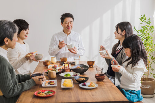 家族 食事のイラスト 無料イラスト・フリー素材