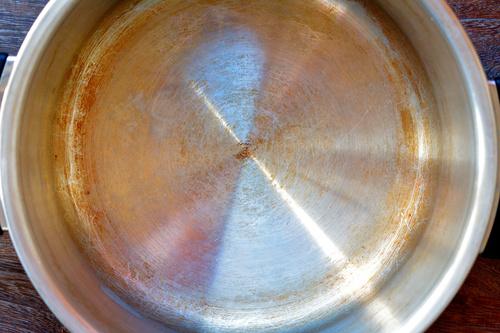 材質別 鍋の焦げを落とす方法6選！ひどい焦げ付きをお酢や重曹で簡単お手入れ - macaroni