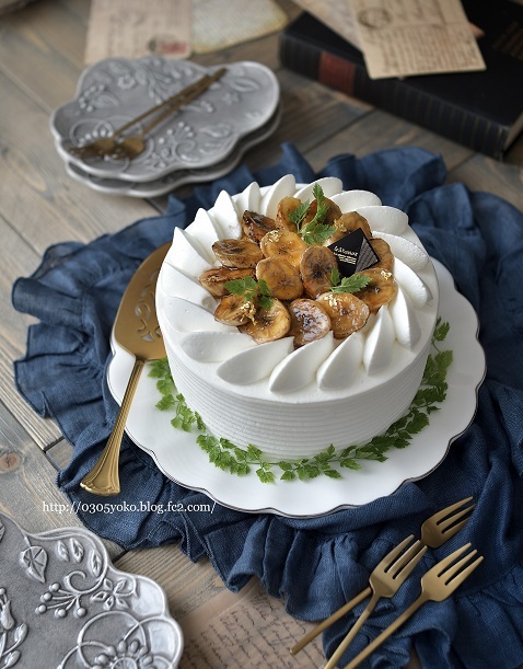 チョコバナナショートケーキ。 スポンジがチョコスポンジにかわりましたー。チョコ感さらにアップ！ バナナもまるっと入ってます。柿とシナモンホイップのタルトはそろそろ終了となります。まだの方、お早めに！ ○本日のケーキ○ チョコとバナナのショートケーキ 柿と