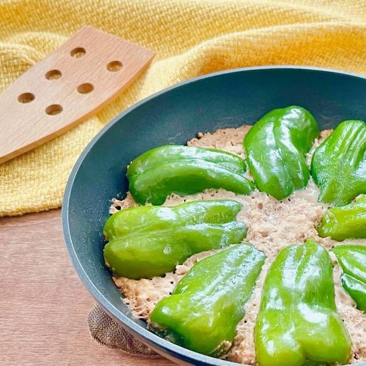 レシピ付き ⋆⸜ レンジでピーマンの肉詰め ⸝⋆, 難易度 ✭✩✩ ≀ ◷ 作業時間10分 ≀ 228円 人,コメントでみんなとお話したいです😭💕💕💕, 些細なことでもお待ちしてます！, ようこそ٩ ^‿^ ۶, Ⓜ︎ⓄⒶⒾ🅢ⓀⒾⓉⒸⒽⒺⓃ 𓎩へ,こんばんは、もあいかすみです︎ 𓇚, 肉汁がじゅわっとうまい！！！, 大人から子どもまで大好きなピーマンの肉詰めがレンジで完成！,