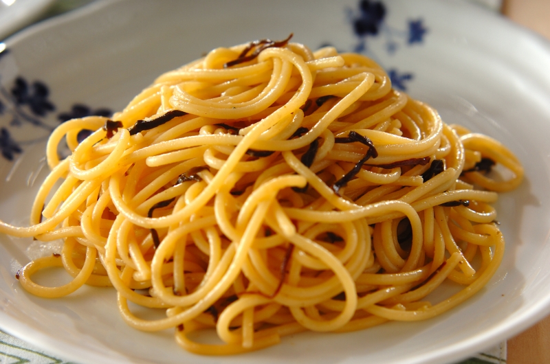 少ない調味料で作る！ 舞茸と塩昆布のパスタ