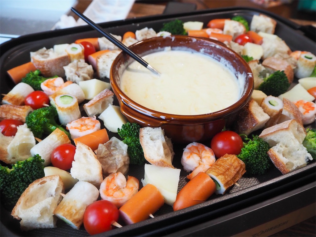 キャンプでも焦げ付かない！スキレットで「丸ごとカマンベールのチーズフォンデュ」料理・レシピBE-PAL キャンプ、アウトドア、自然派生活の情報源ビーパル