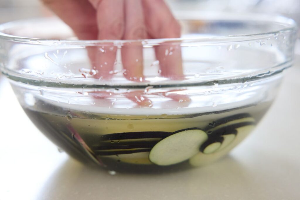 水なすは生で食べられる？下ごしらえやおすすめの食べ方を紹介食・料理オリーブオイルをひとまわし