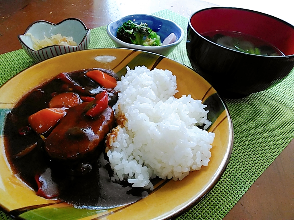今夜作った､野菜たっぷりのシチューです。畑でとれたにんじん、大根、ブロッコリー、玉ねぎ､キャベツなどを圧力鍋で簡単調理です。夏にたくさんとれたカボチャを冷凍保存していたので活用しましたo ^o^ oみんなとカゴメでつくるコミュニティ ＆KAGOME アンドカゴメ