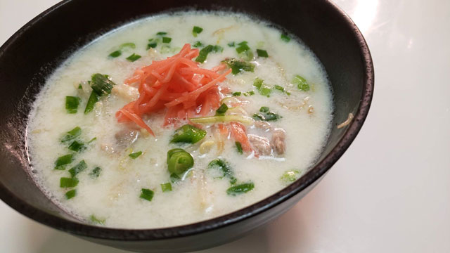 鶏肉ともやしのピリ辛スタミナ味噌スープ﻿クラシル