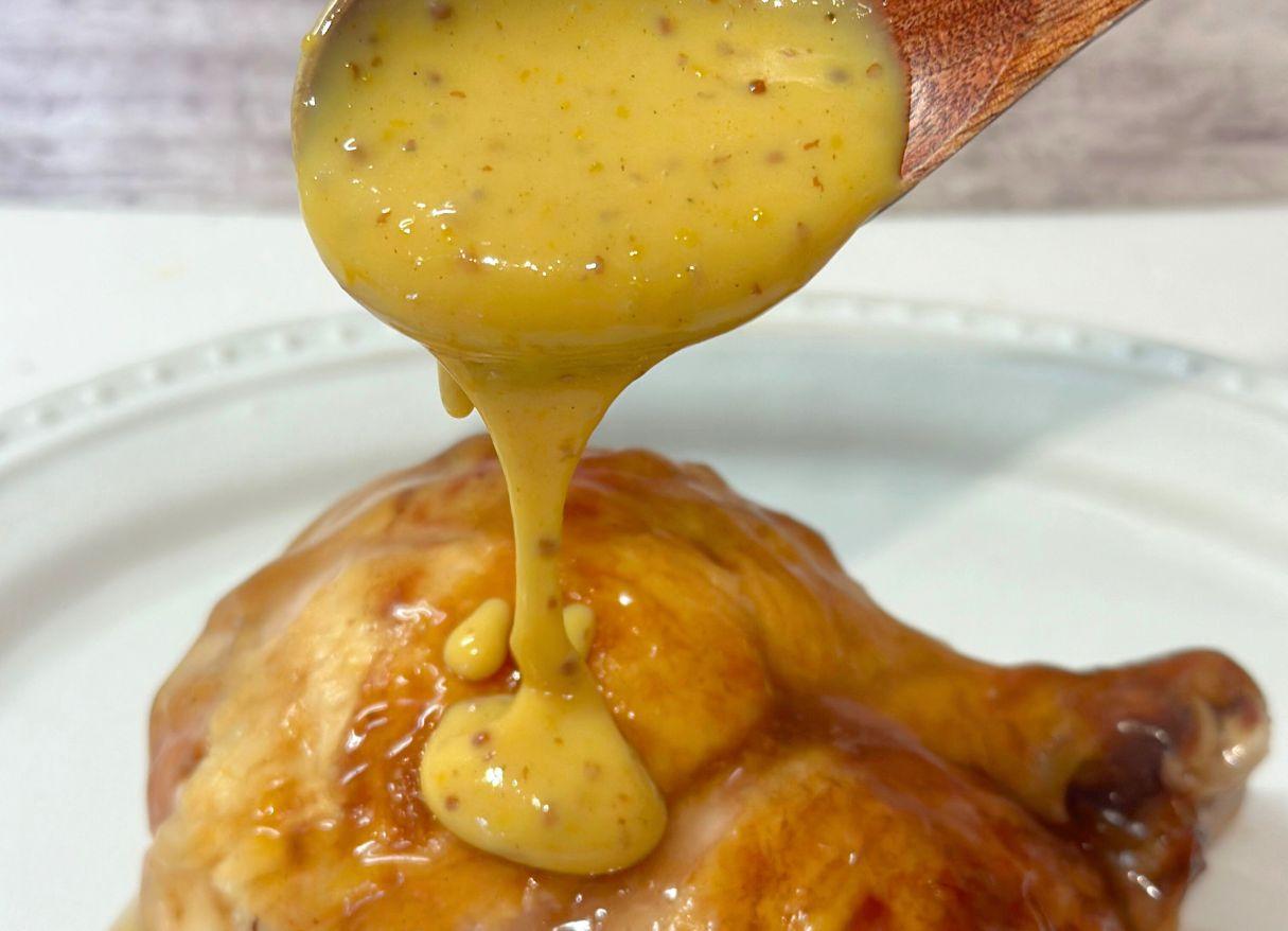 出会えたらラッキー商品の一つ✌️ たまにしか見かけないハニーグレイズチキン 甘辛ダレと付属のハニーマスタードソースが絶妙に美味しい🤤家でレンチンして食べたよ☺️ ロティサリーチキンのモモの部分なのでパサつかず かといって油っぽくなくちょうどいいです🙌 骨