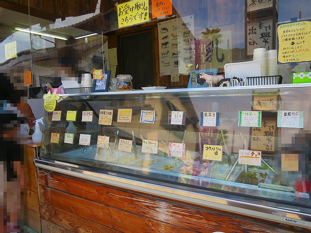 🍨 狩野牧場 内堀店 🍨 兵庫県豊岡市出石町にある 「狩野牧場 内堀店」 ジェラート屋さんです♪前を通った時に行列ができていて、とっても気になったので私も買っちゃいました🤭❤️ 種類もたくさんあって、悩んだな〜🤔「ミックスベリー」を選んだはず！笑
