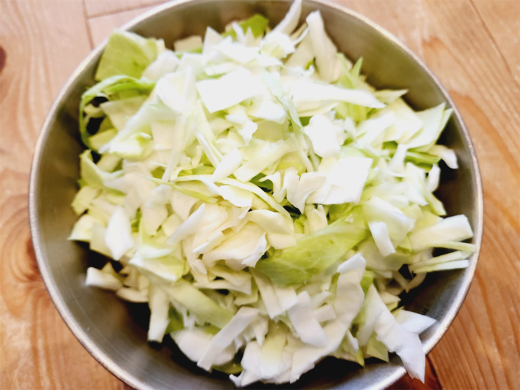 おやつカンパニー - あのバズレシピで有名な料理研究家リュウジさん @ryuji_foodlabo にベビースターを使った﻿至高のもんじゃ を考案いただきました👩‍🍳﻿至高のもんじゃ①薄力粉30g、白だし大さじ1、ウスターソース大さじ2半、水300ccを合わせ、もんじゃ液を