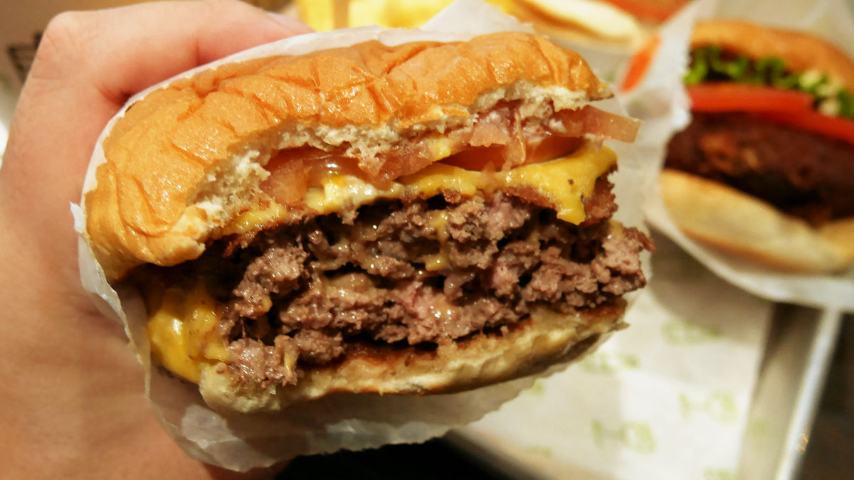 シェイクシャック 昨年、大人気だった『アボカドベーコンバーガー』、『アボカドベーコンチキン』がカムバック！4月27日より期間限定で登場！アイビーカンパニー株式会社のプレスリリース