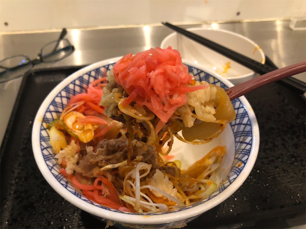 吉野家ネギラー油牛丼特盛の巻！！シャキシャキネギに食べるラー油が絶妙に牛丼を美味くしている。 - クッキング父ちゃん食べ歩き食レポブログ