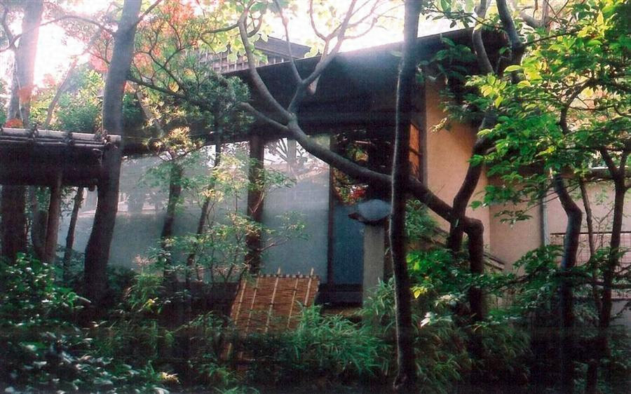 8月の最終日✨ 裏千家蒼会納涼茶会へ 登録有形文化財でもある大橋茶寮の由緒あるお茶室へ伺わせていただきました。お誘いいただきました弥生さんの美しいお点前も拝見させていただきました。 凛として品格漂う美しい手捌きでした✨ 濃茶席では店主でもあります96歳の大橋