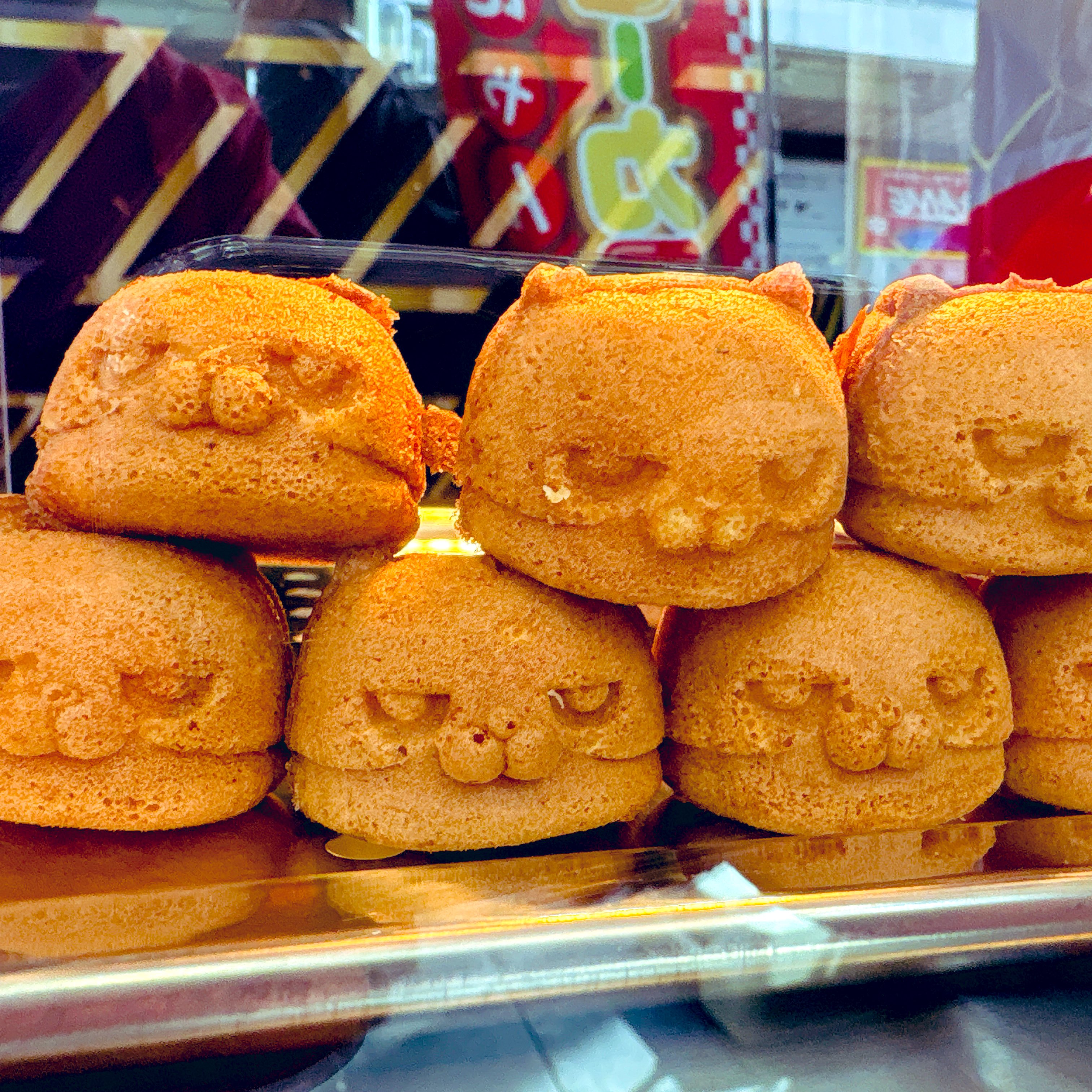 今だけ！ここ滋賀日本橋店さんでの販売です！見ても可愛い💕食べても美味しい😋『しあわせのひこにゃんカステラ』です😺🎵 おはようございます！お菓子工房ラパンアンジェリークの店主ラパンです🐰 3月20日から今だけですが、ここ滋賀日本橋店さんにて『しあわせのひこ