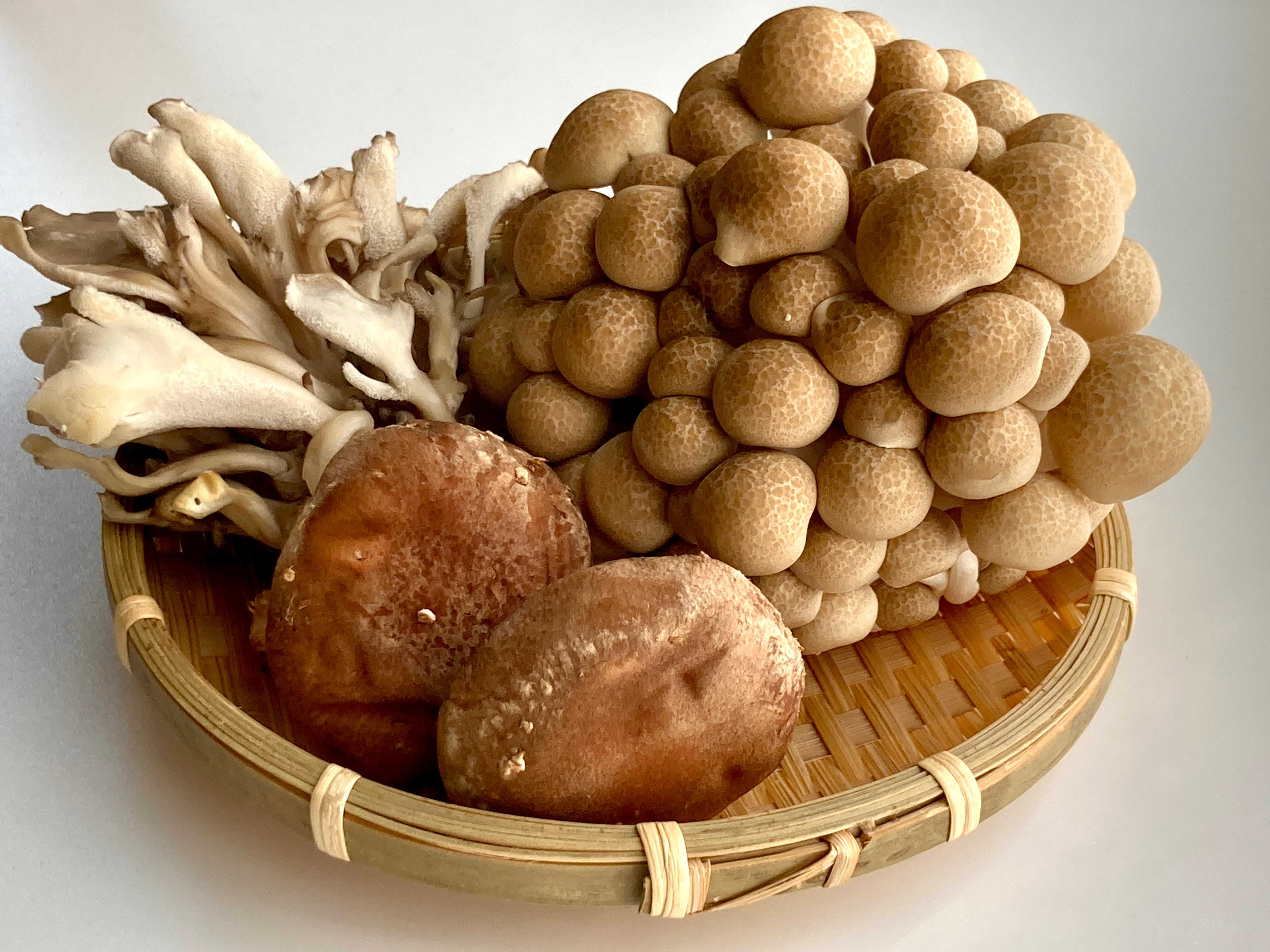 裏ワザ 包丁なしでできるって知ってた？「ぶなしめじ」の石づきを無駄なく取る方法4yuuu