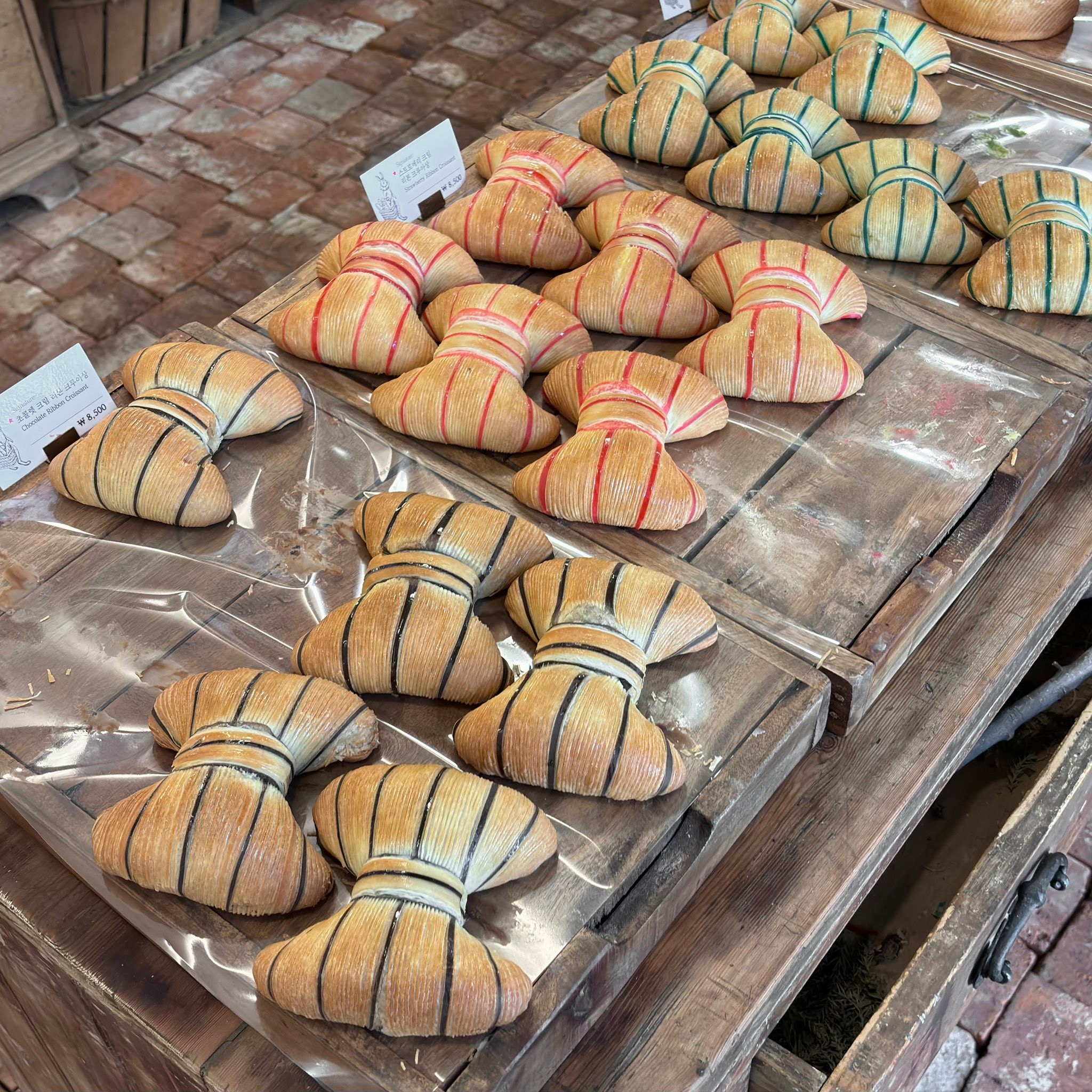 in Korean 🥨🎀 韓国のリボンパンのお店なんだけど、 韓国まったく詳しくないので位置情報もお店の名前も不明誰か知ってる人いる〜〜？？🤦🏻